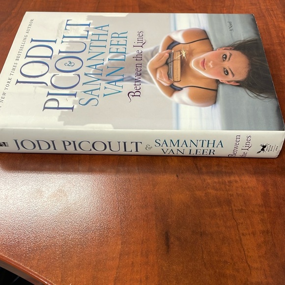 Between the Lines Hardcover book by Jodi Picoult & Samantha Van Leer. - Picture 6 of 6